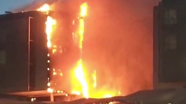 Vídeo: Un incendio afecta a varias plantas del hospital Santa Lucía de Cartagena