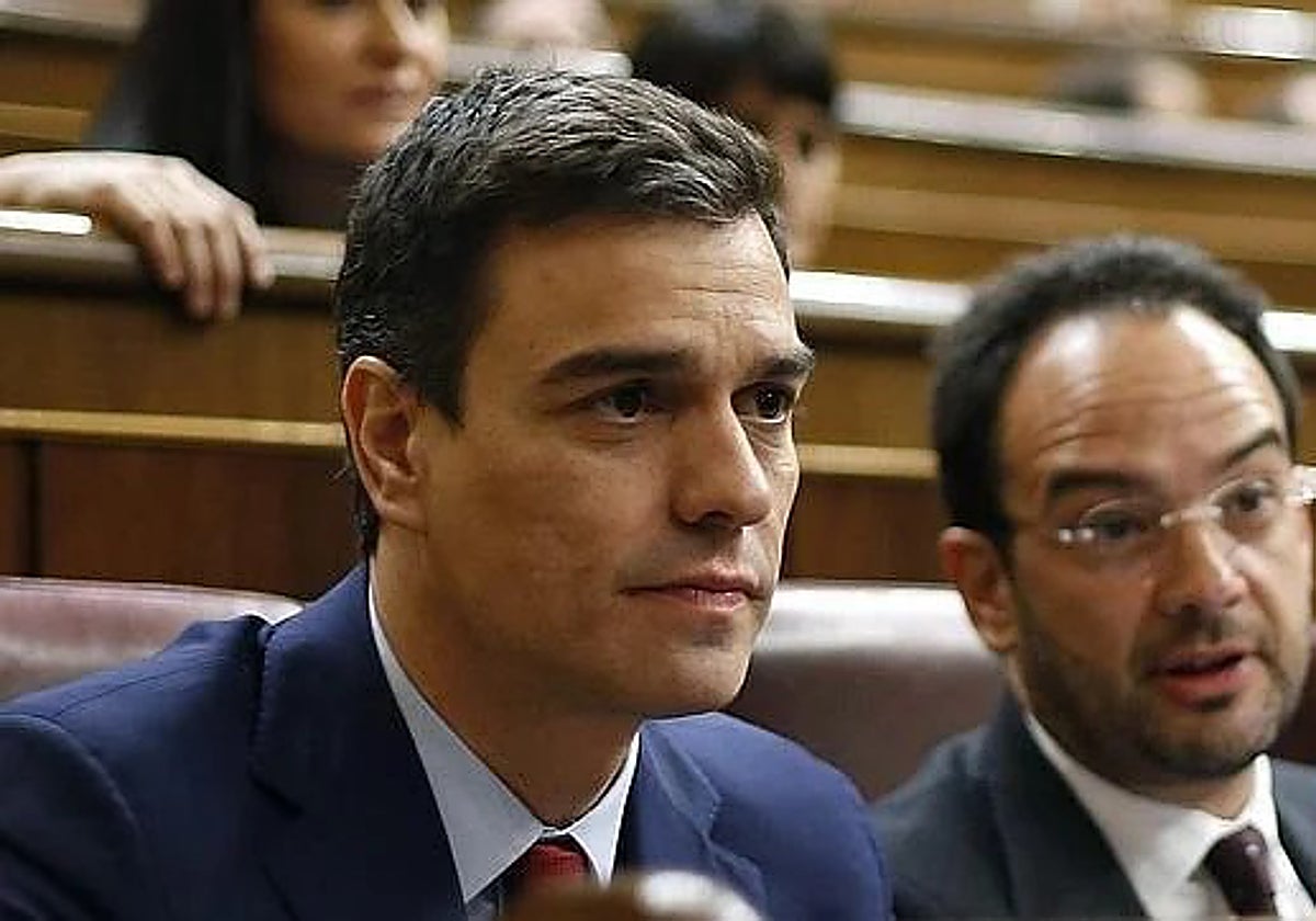 Pedro Sánchez y Antonio Hernando en el Congreso