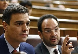 Pedro Sánchez y Antonio Hernando en el Congreso