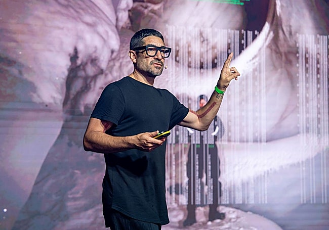 El artista Spñimán Lopez ante uno de los elemenrto de su instalacion.