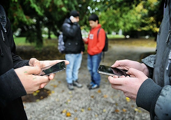 Los adolescentes son los que más usan la IA como alternativa al médico.