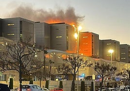 El incendio, este miércoles, en el hospital Santa Lucía de Cartagena.