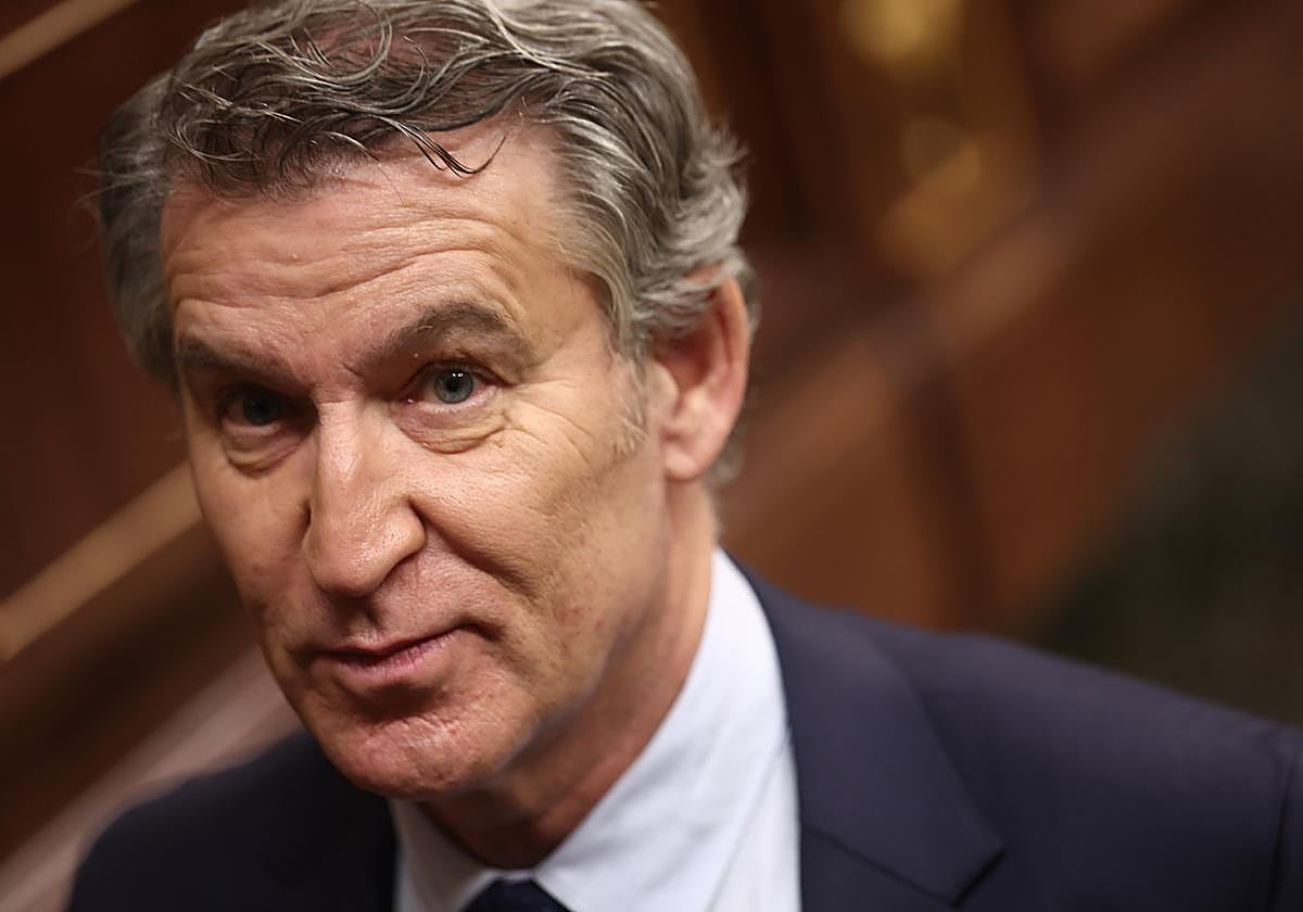 Feijoo abandona el hemiciclo tras la sesión de control.