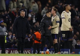 Los jugadores del Barça y Hansi Flick, con caras de circunstancias tras sucumbir en Stamford Bridge.