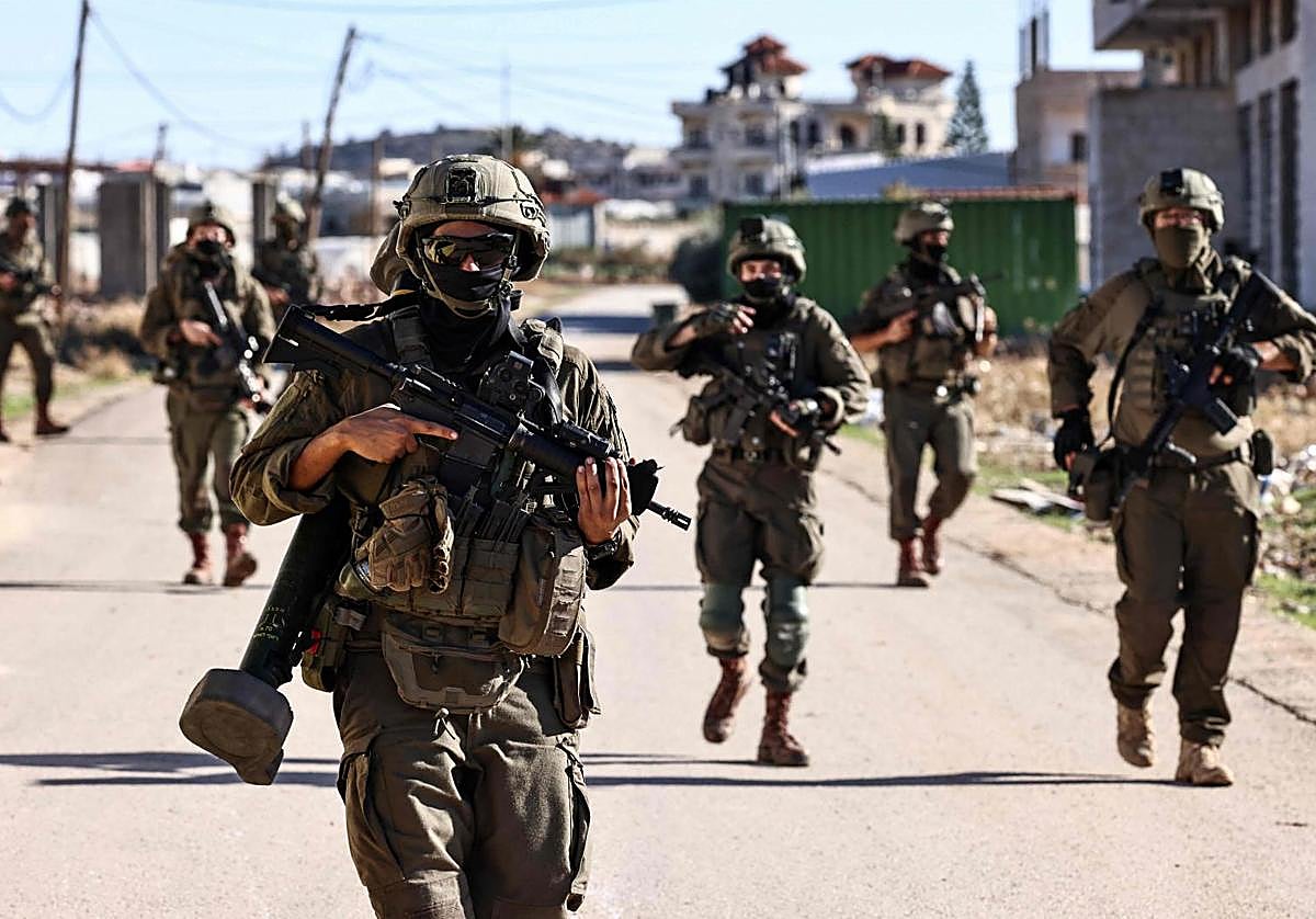 Soldados israelíes patrullan por las calles de la localidad cisjordana de Tubas.