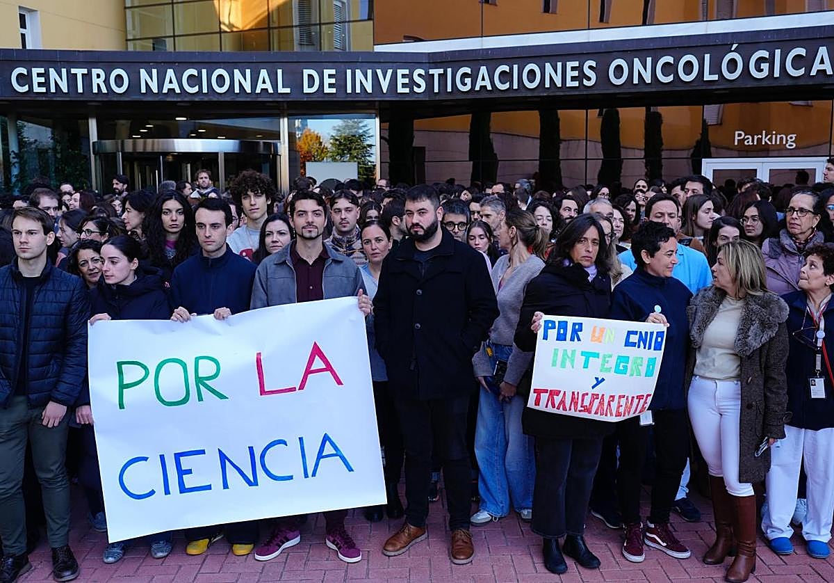 Trabajadores del CNIO concentrados hoy en protesta por el desprestigio de la institución.