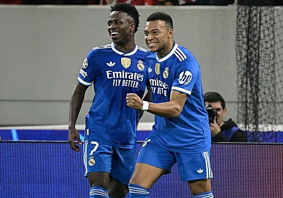 Mbappe y Vinicius celebran el tercer gol del francés.