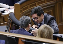 El ministro de Transformación Digital, Óscar López (derecha) conversa este miércoles con el ministro de Justicia, Félix Bolaños, en el pleno del Congreso.