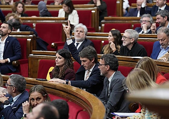 Los diputados de Junts, Mònica Sales (i) y Salvador Vergés (c), durante una sesión de control al Govern.