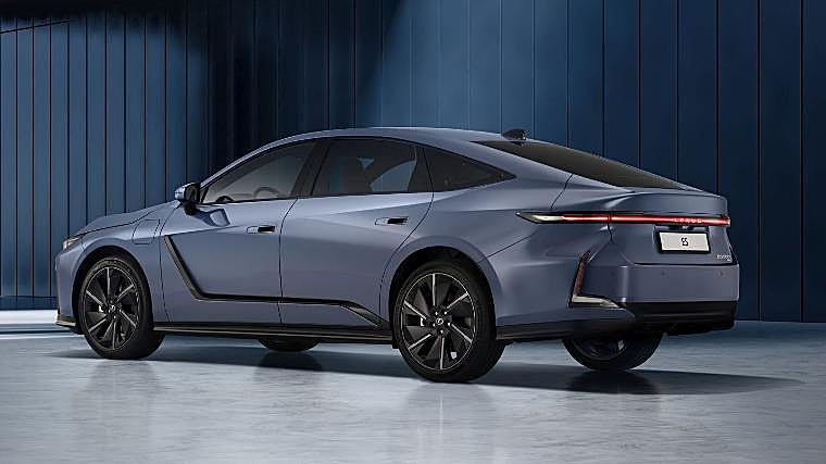 La zaga del ES es aerodinámica y con luces que ocupan toda la parte trasera