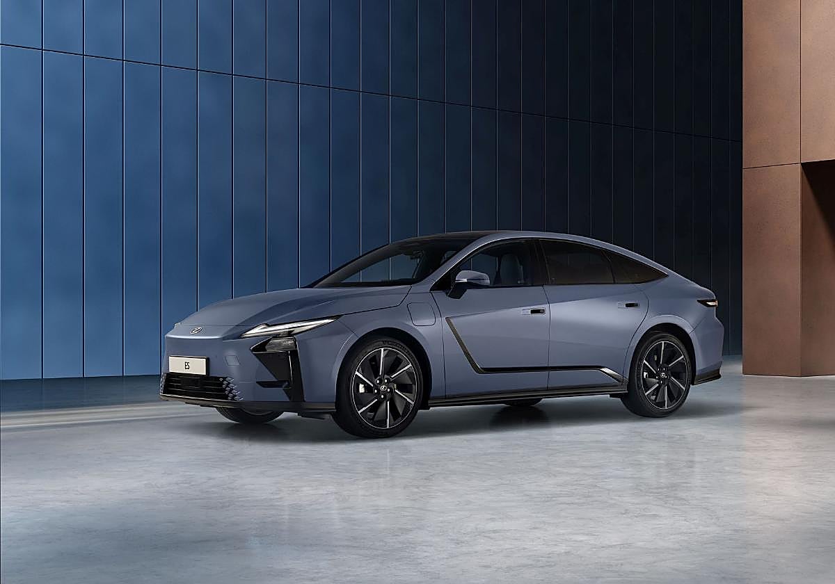 Lexus' sedan bets on sharp lines