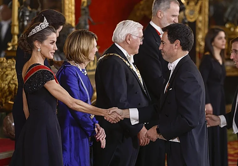 Pradales saluda a la reina Letizia durante la cena de gala ofrecida al presidente de la República Federal de Alemania, Frank-Walter.