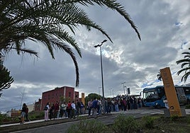 Alumnado en los alrededores de los edificios ante la amenaza de bomba.