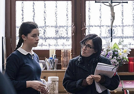 Blanca Soroa y Alauda Ruiz de Azúa en el rodaje de 'Los domingos'.