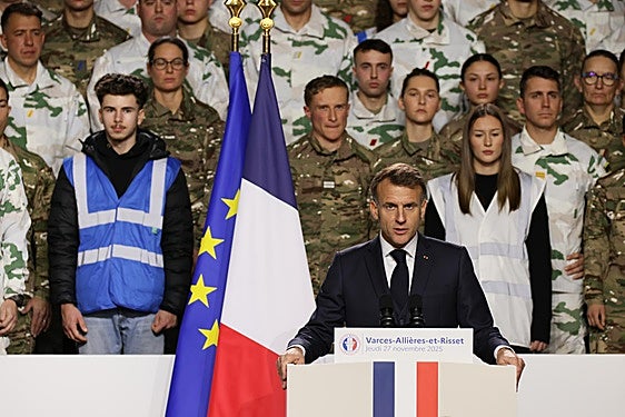 Macron presentó la 'mili' voluntaria en la base alpina de Varces.