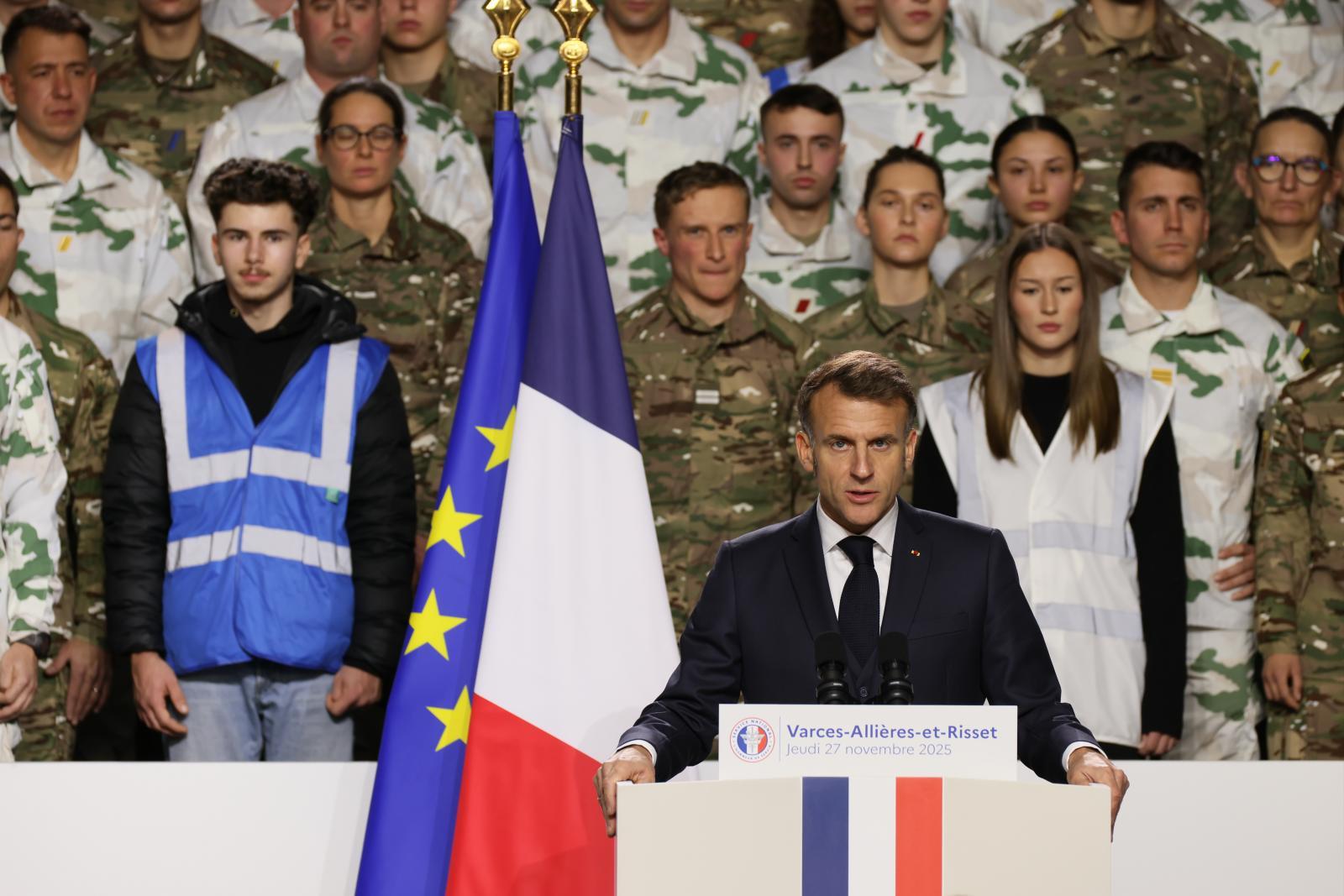Macron presentó la 'mili' voluntaria en la base alpina de Varces.