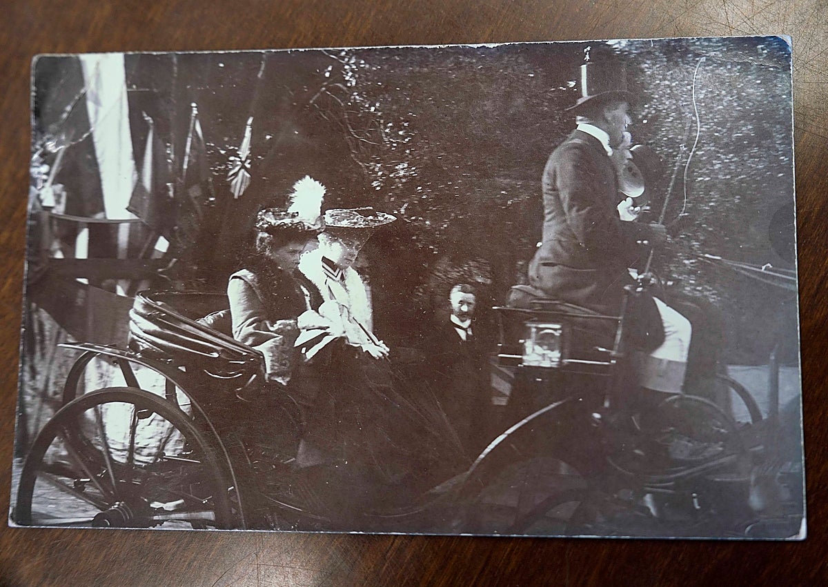 Imagen secundaria 1 - Algunas de las postales enviadas por Ena; arriba una ilustración de una escena de caza, a la que la princesa era aficionada; en el medio, una foto de ella en un carruaje junto a su madre, la princesa Beatriz; sobre estas líneas, Osborn House, en la isla de Wight, donde Ena pasaba los veranos.