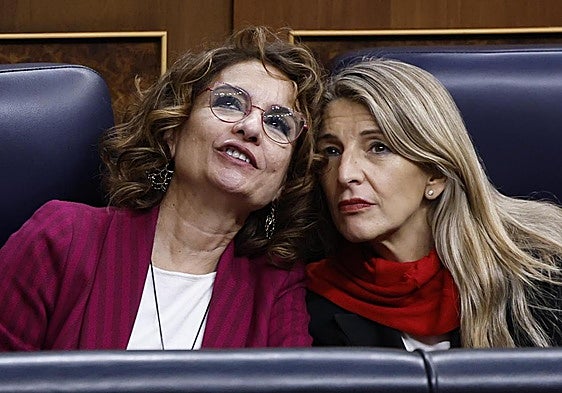 Las vicepresidentas María Jesús Montero y Yolanda Díaz durante el plenod e este jueves en el Congreso.