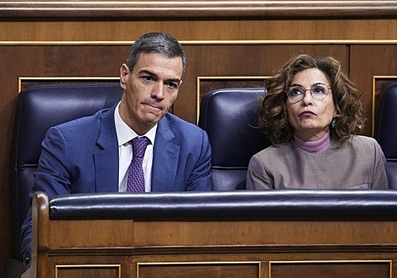 El presidente del Gobierno, Pedro Sánchez, junto a la vicepresidenta primera y ministra de Hacienda, María Jesús Montero.