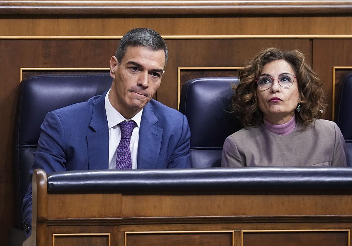El presidente del Gobierno, Pedro Sánchez, junto a la vicepresidenta primera y ministra de Hacienda, María Jesús Montero.