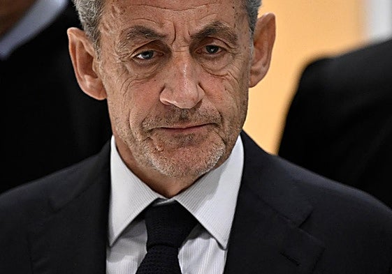 El expresidente francés Nicolas Sarkozy a su salida tras conocerse el veredicto en el juicio por la presunta financiación ilegal de su campaña presidencial de 2007.