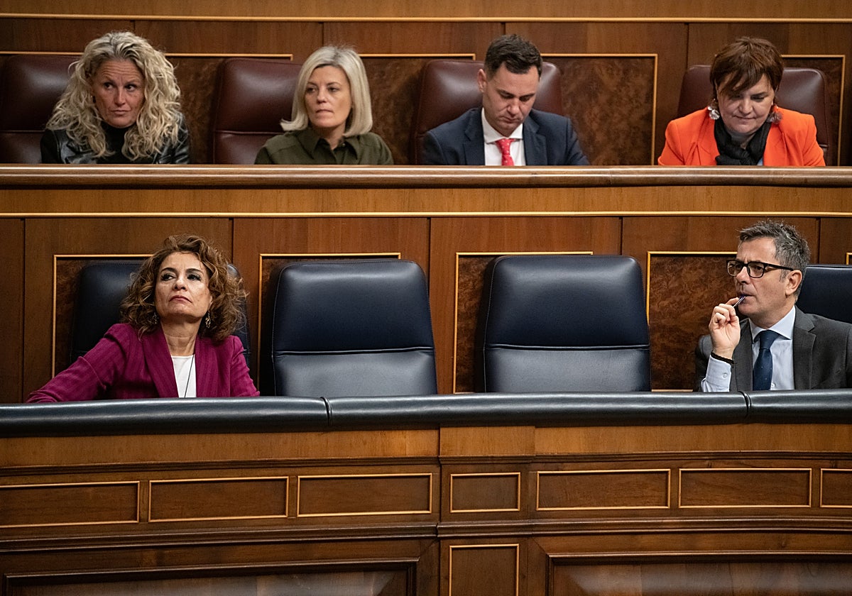 La vicepresidenta primera, María Jesús Montero, y el ministro de Justicia, Félix Bolaños, en el pleno de este jueves en el que se rechazó la senda de estabilidad.