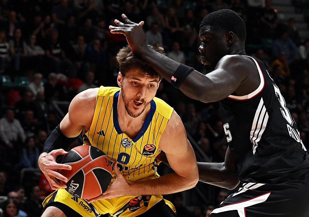 Roman Sorkin, del Maccabi, en acción ante Mouhamet Diouf, de la Virtus.