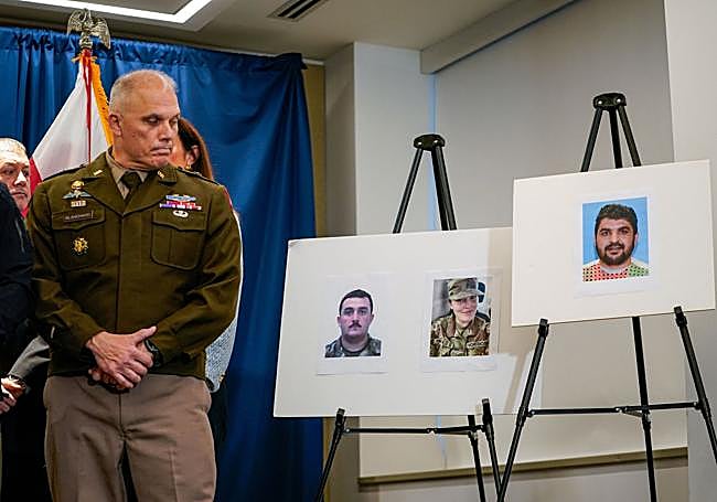 El general Leland D. Blanchard observa las fotografías de los dos soldados tiroteados y del atacante durante la rueda de prensa del jueves.