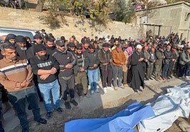 Ciudadanos sirios rezan por las víctimas del ataque israelí.