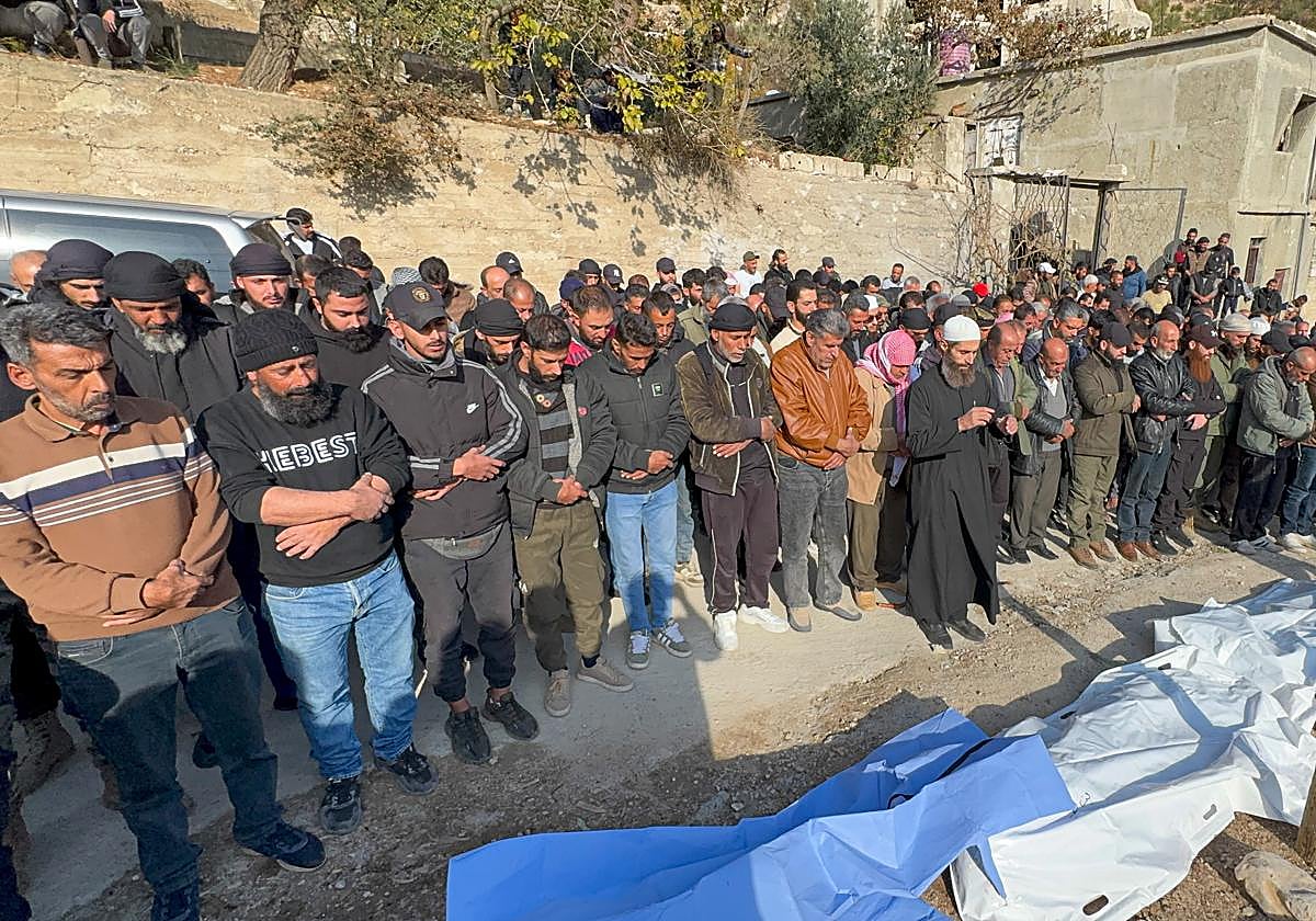 Ciudadanos sirios rezan por las víctimas del ataque israelí.