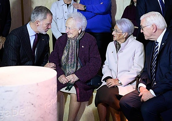 El rey Felipe VI y el presidente alemán Frank-Walter Steinmeier junto a supervivientes del bombardeo