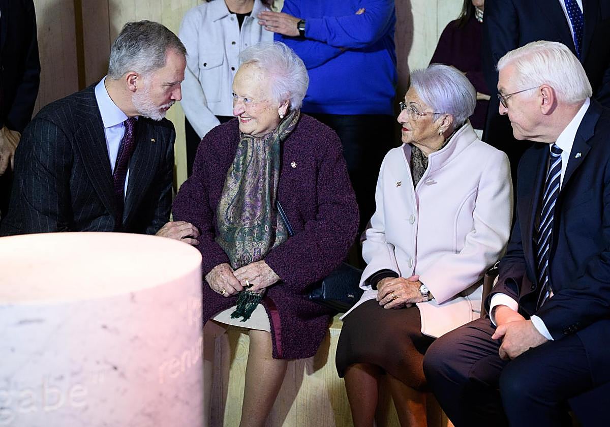 El rey Felipe VI y el presidente alemán Frank-Walter Steinmeier junto a supervivientes del bombardeo