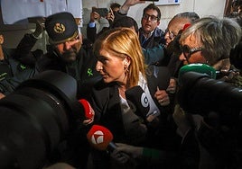 Salomé Pradas accede a los juzgados antes de su declaración.
