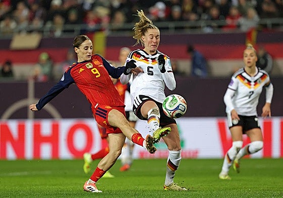 Esther González tuvo la mejor ocasión española con un remate al palo.