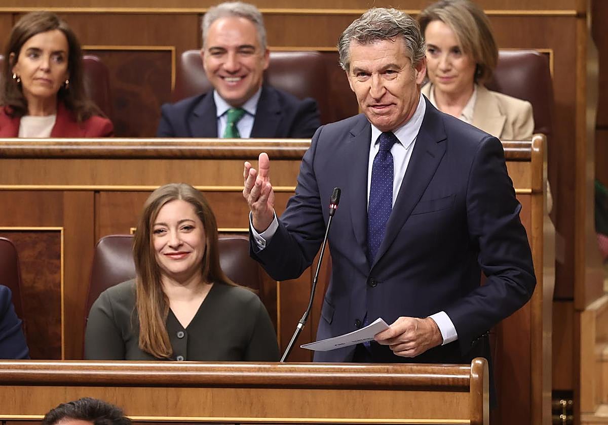 El presidente del Partido Popular, Alberto Núñez Feijóo, durante la sesión de control al Gobierno.