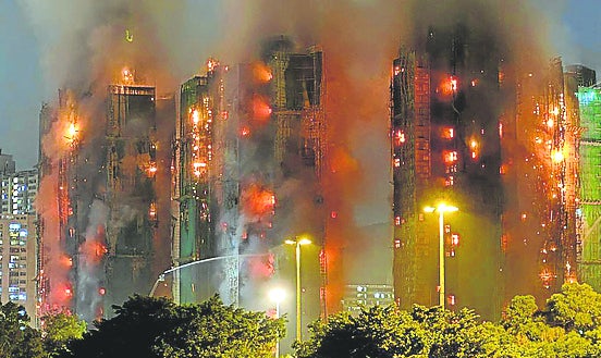 Imagen principal - El calor impidió a los bomberos acceder al interior y las mangueras contra incendios no llegaban a los pisos superiores.