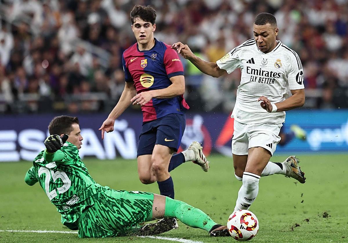 Szczesny derriba a Mbappé durante un clásico de la pasada temporada.