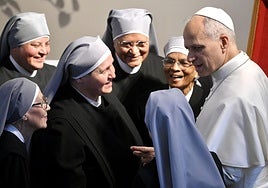 León XIV conversa con un grupo de monjas en su visita a Estambul.
