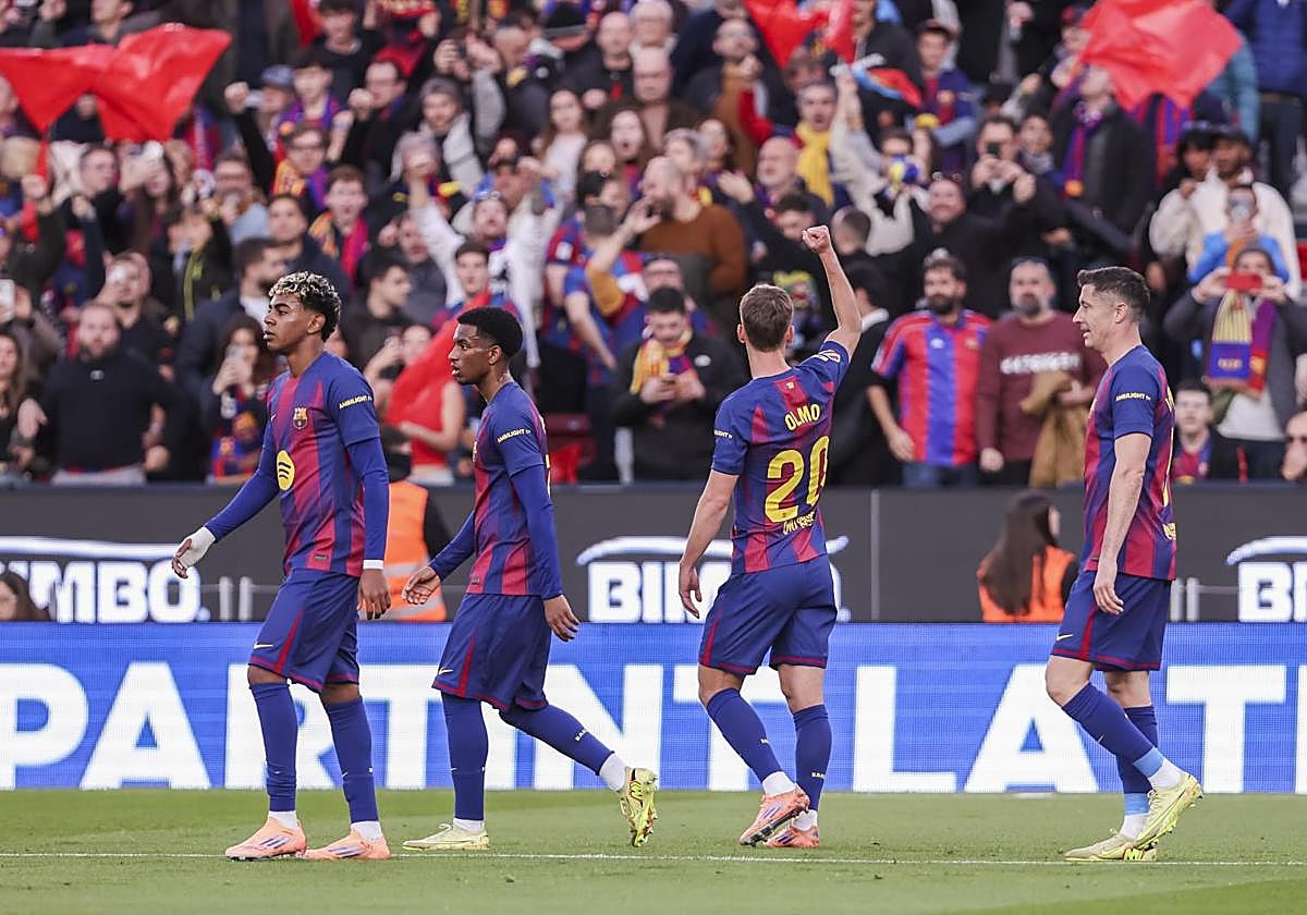 Los jugadores del Barça celebran un tanto de Dani Olmo.