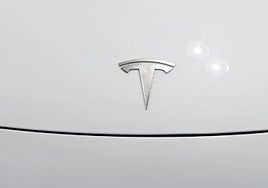 Un propietario de un Tesla muestra el estado de la batería de su coche