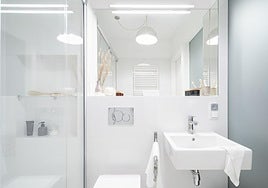 La regla del 2 y otros trucos para sacarle chispas a un baño pequeño (con todas las medidas)