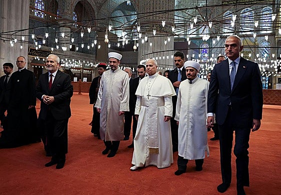 El papa León XIV visita la Mezquita Azul, durante su primer viaje apostólico, en Estambul.