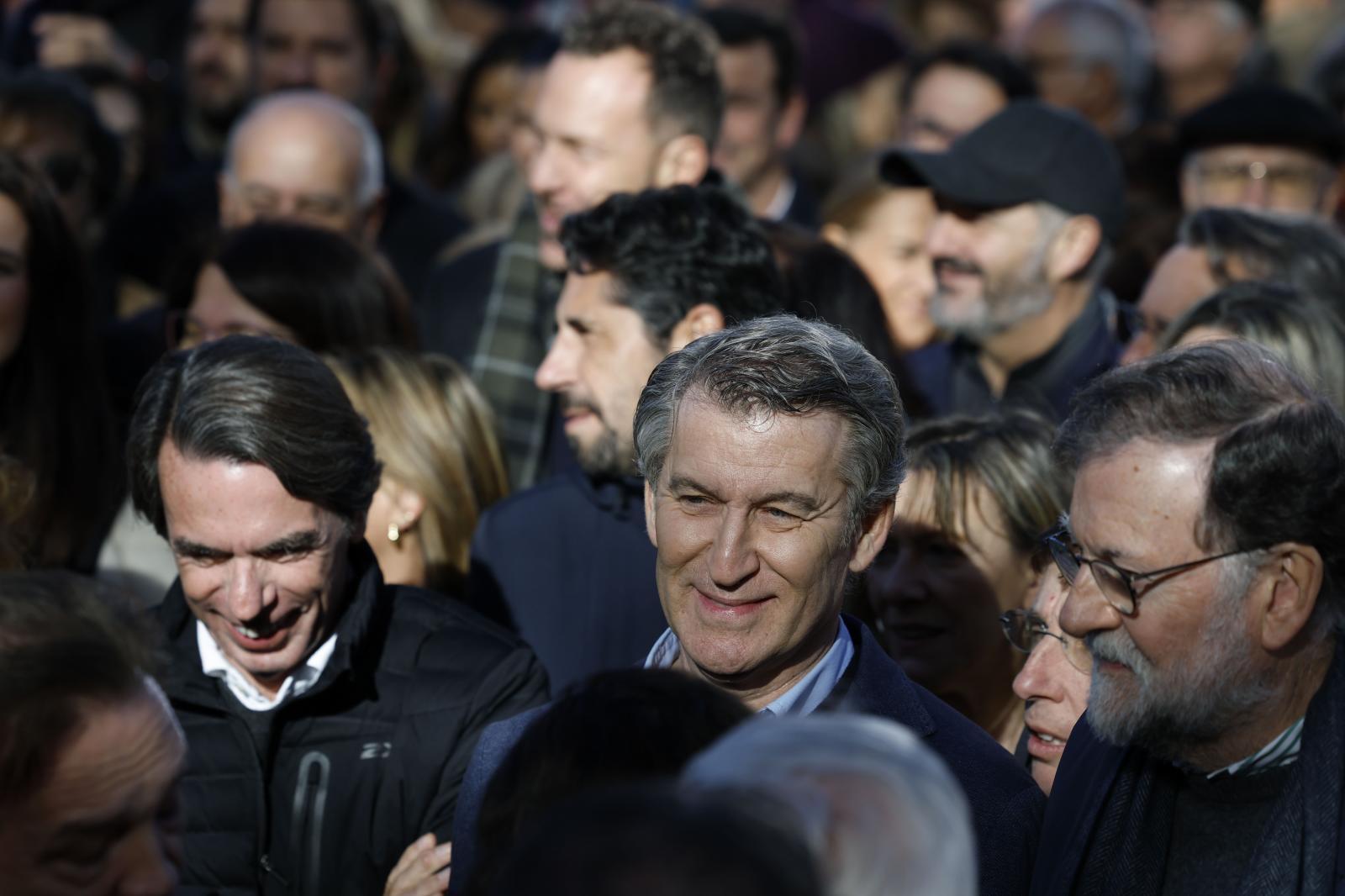 El líder del PP, Alberto Núñez-Feijóo (c), y los expresidentes José María Aznar (i) y Mariano Rajoy (d) asisten a la concentración contra el Gobierno de Pedro Sánchez.