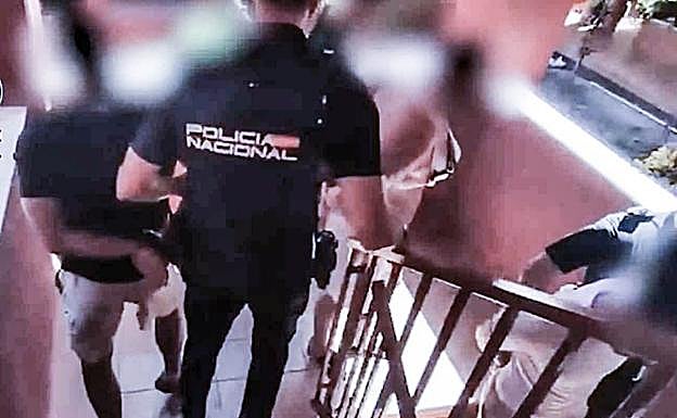 Una agente de la Policía Nacional practica una detención.