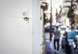 Impacto de bala en una pared tras el asesinato de una persona en Fuengirola hace un año.