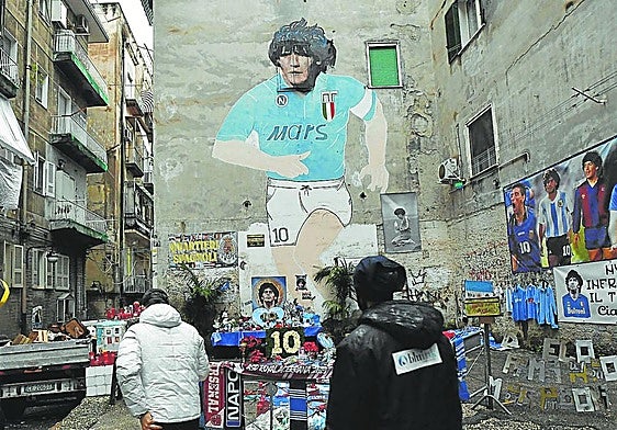 El grafitero argentino Francisco Bosoletti restauró en 207 el mural más famoso dedicado al 'Pibe de Oro'.
