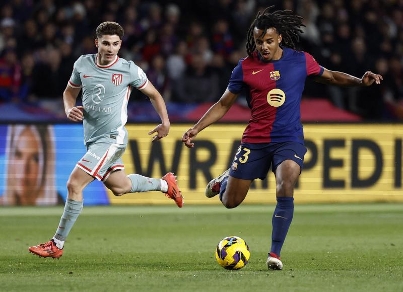 Julián Álvarez y Koudé, en el último Barcelona-Atlético liguero en la Ciudad Condal.