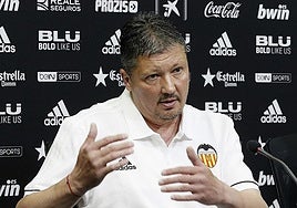 Lubo Penev, en su etapa como entrenador del filial valencianista.