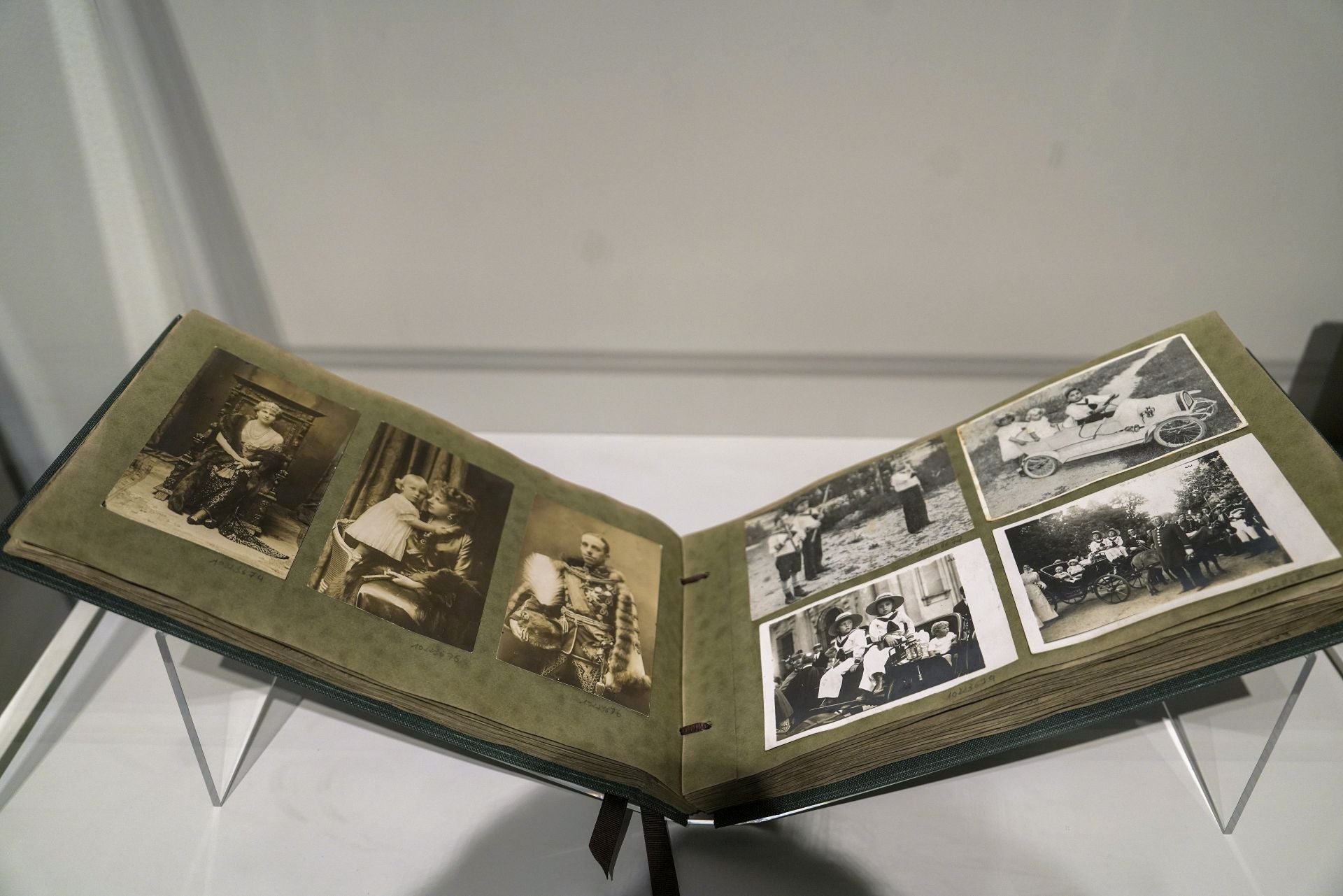 Retratos familiares que forman parte de la exposición 'Victoria Eugenia.