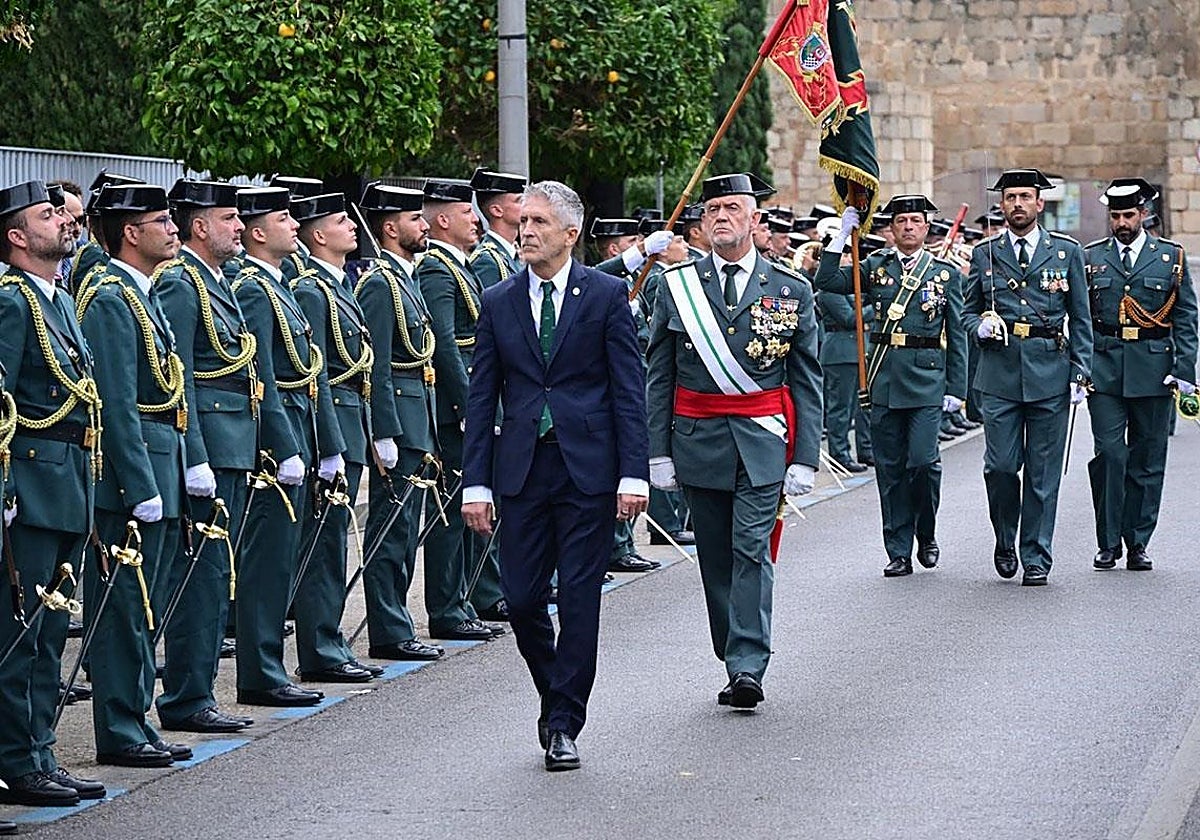Fernando Grande-Marlaska pasa revista a una formación de la Guardia Civil